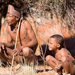 Buskmændene lever stadig i den store Kalahari ørken