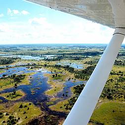 View over Okavango-deltaet fra flyet, der flyver dig ind i deltaet