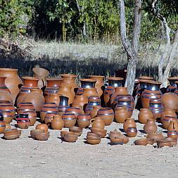 Smukke krukker sælges langs vejene