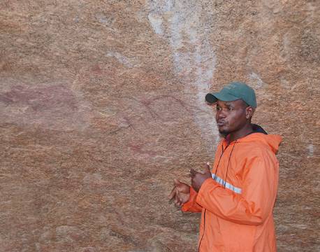Rejseleder fortæller om hulemalerier i Spitzkoppe, Namibia  africa tours