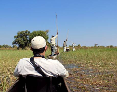 Mokoro, menneske, Okavango Deltaet, Botswana africa tours