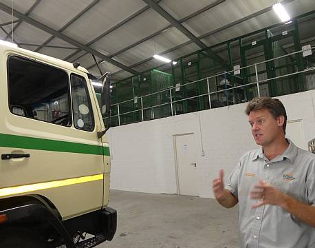 Stephen Nielsen fortæller om bilerne og hvordan de klargøres