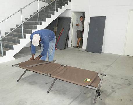 En feltseng slåes op