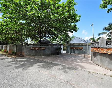 Cote Dor Footprints/Praslin seychellerne 12 africa tours