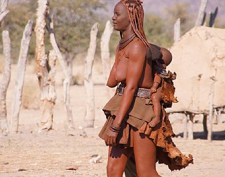 Himba kvinde med barn på ryggen, Namibia africa tours