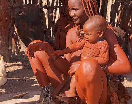 Himba kvinde med barn på skødet, Namibia africa tours