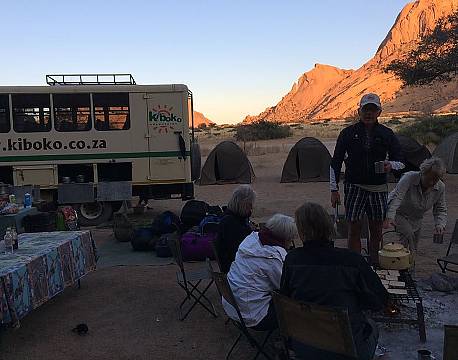 Tidlig morgen med kaffe og ristet brød over bål