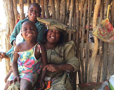 Vi snakker og hygger med de lokale