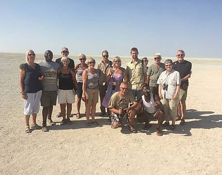 Hele holdet foreviget i saltørkenen i Etosha