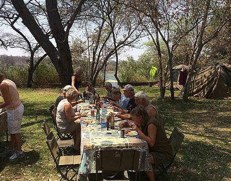 Vi nyder frokosten i campen lige ned til Okavango floden