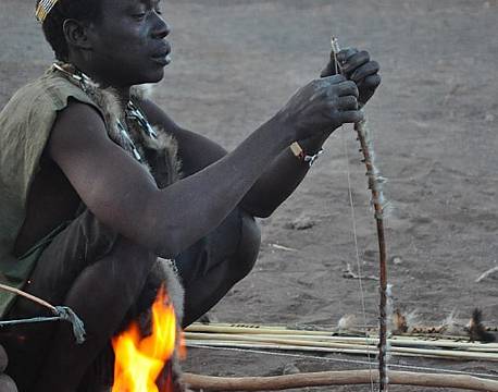 En Hadzabe jæger forbereder sin bue
