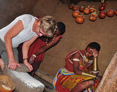 Vi prøver at male majsmel med Datoga kvinderne