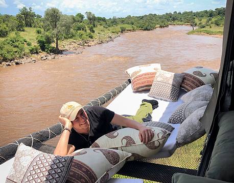 sove i hængekøje over flod africa tours