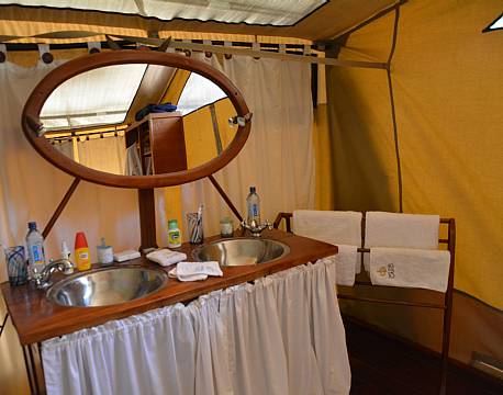 karen blixen camp badeværelse africa tours