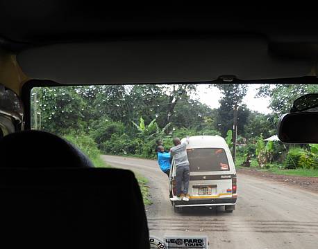 mænd bag på bil africa tours