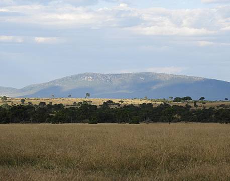 udsigt over savanne og bjerg africa tours