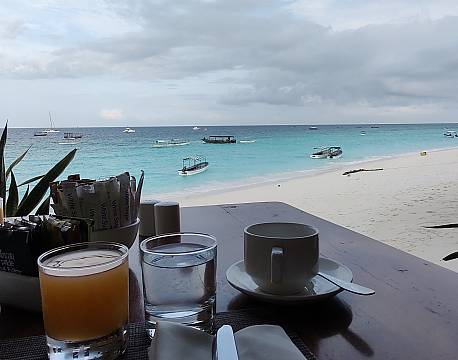 morgenmad ved stranden zanzibar africa tours