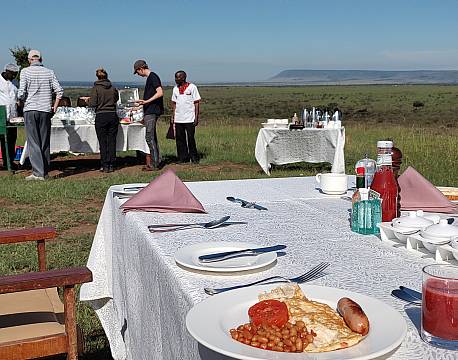 gruppemiddag på savannen karen blixen camp africa tours