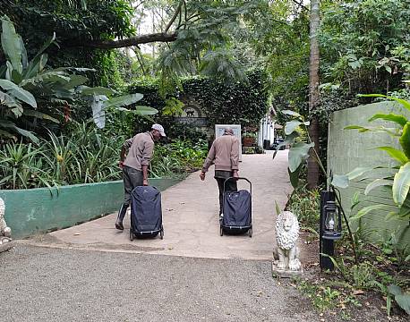 personale tager din kuffert ved ankomst africa tours