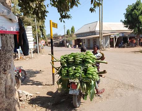 sælger med bananer på knallert africa tours