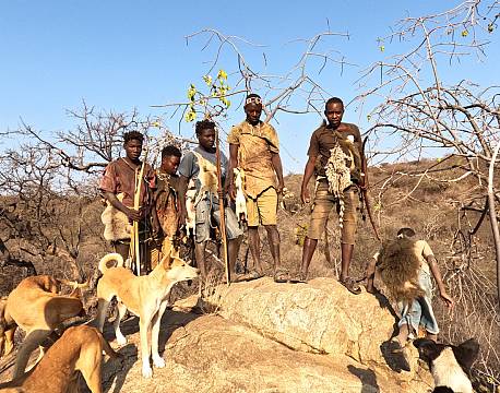 lokale jægere tanzania africa tours