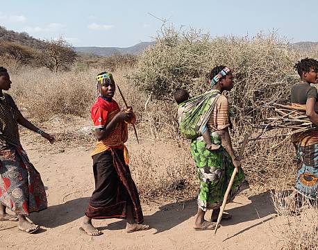 farverige kvinder med børn på ryggen africa tours
