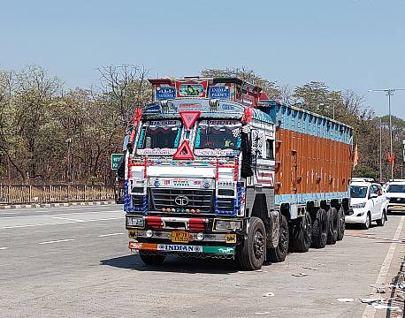 farverig lastbil africa tours