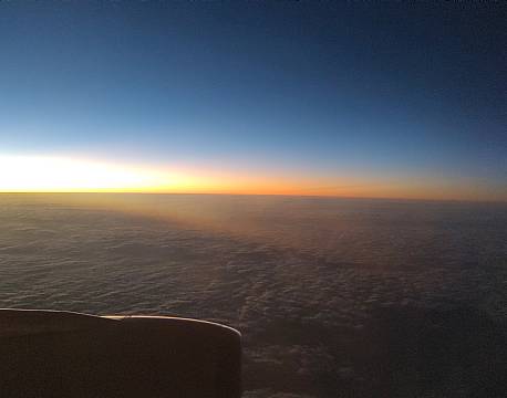 udsigt fra flyvindue solopgang africa tours