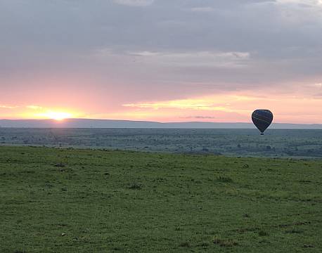 luftballon savanne med solopgang africa tours
