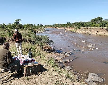 mad ved flodudsigt africa tours