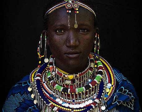 Noolkisaruni, en smuk Masai kvinde i brudeudstyr