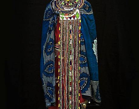 Noolkisaruni, en smuk Masai kvinde i brudeudstyr