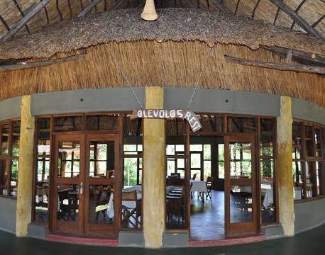 Bar, buffet og restaurant på Roika Tented Camp tanzania 4 africa tours