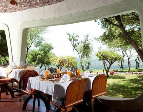 Resturanten ligger placeret således at man kan nye udsigten imens man spiser på Lake Manyara Serena Lodge, Tanzania 5 africa tours