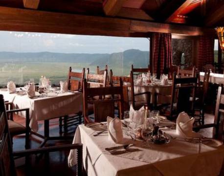 Restaurant med fantastisk udsigt på Ngorongoro Serena Lodge, Tanzania 3 africa tours