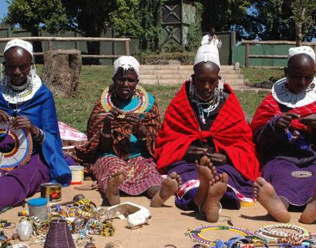 Masai folket holder et market åben til købeglade turister tanzania 9 africa tours