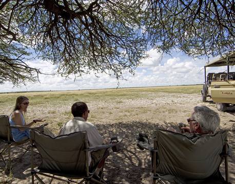 Gæster nyder udsigten over Kalahari fra camp botswana africa tours