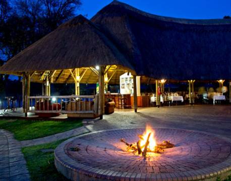 Bålpladsen på A´Zambezi River Lodge, Victoria Falls, Zimbabwe 5 africa tours