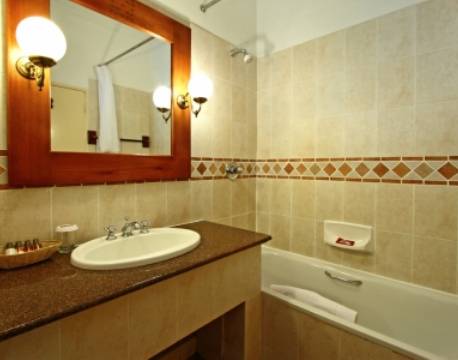 Toilettet på værelset på Rainbow Hotel, Victoria Falls, Zimbabwe 6 africa tours