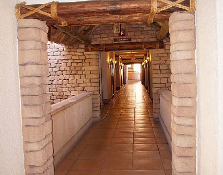 Udforsk hotellet på egen hånd på The Kingdom Hotel, Victoria Falls, Zimbabwe 4 africa tours