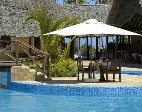 Få en middag i skyggen nær poolen på Ocean Paradise Resort, Zanzibar, Det Indiske Ocean 8 africa tours
