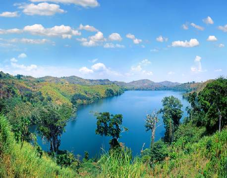 Udsigt over Bunyaruguru krateret i Uganda africa tours