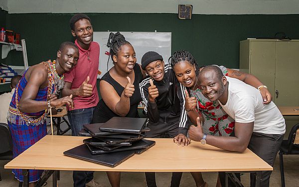 45 gster p Karen Blixen Camp har doneret 16 computere til vore elever