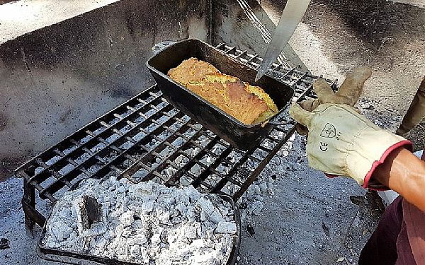 Friskbagt majsbrd og bletrte