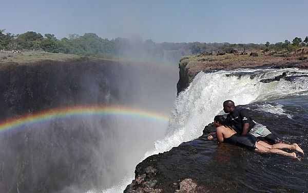 Oplev Devils Pool i Afrikas adrenalin hovestad Victoria Falls