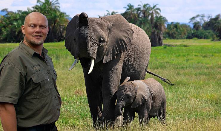 Se dyrepasser og rejseleder Paw Gosmer vise elefantens t�nder frem i Aalborg Zoo