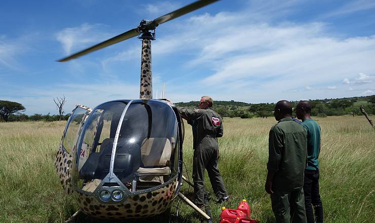 Ree helikopter er med til at redde nyf�dt elefantunge  
